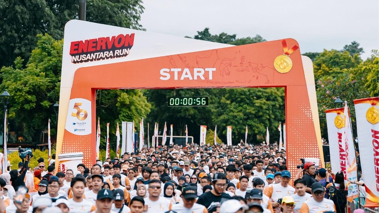 Suasana pelari melintasi rute running event