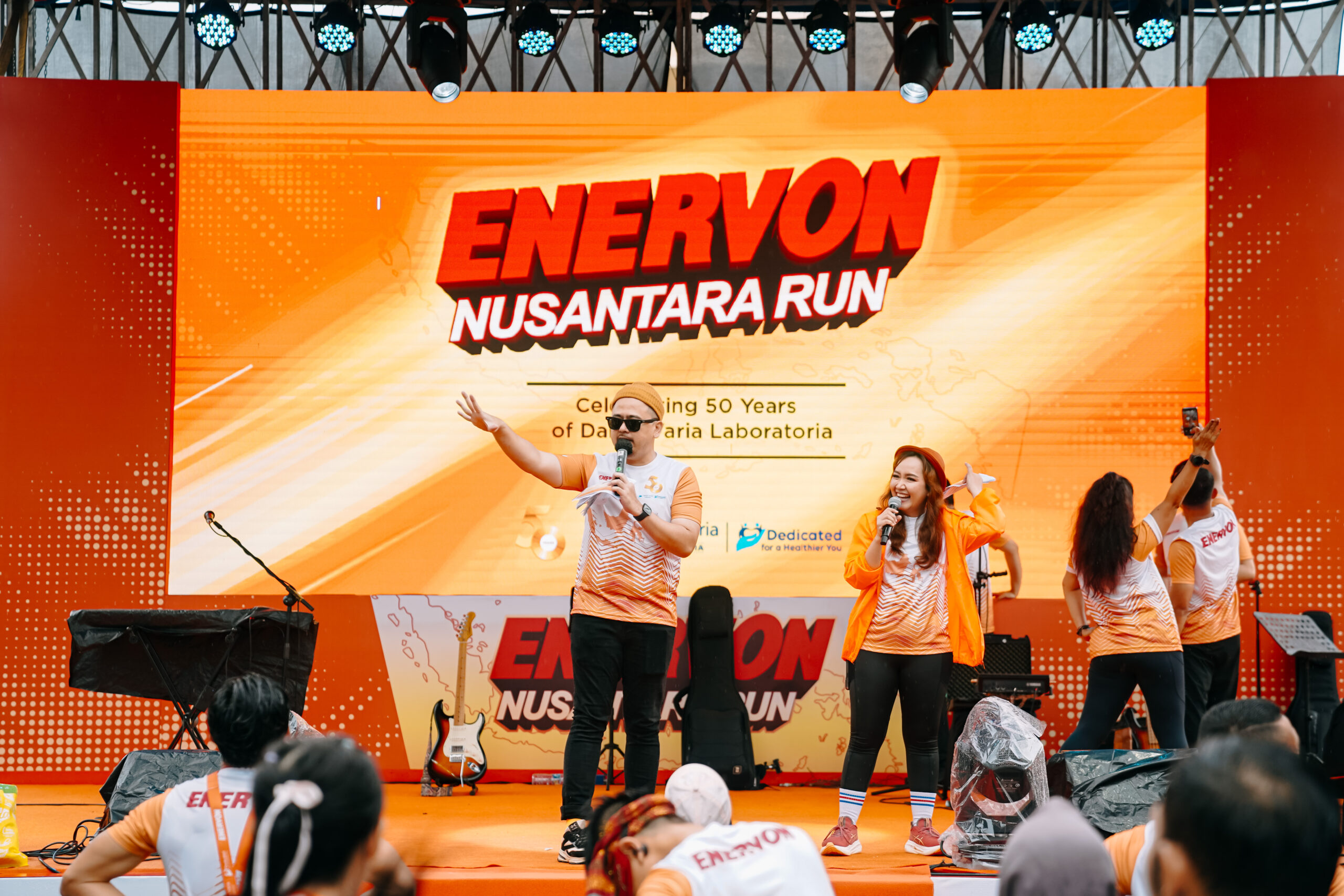 Panggung megah festival lari dengan pencahayaan spektakuler dan selebrasi juara